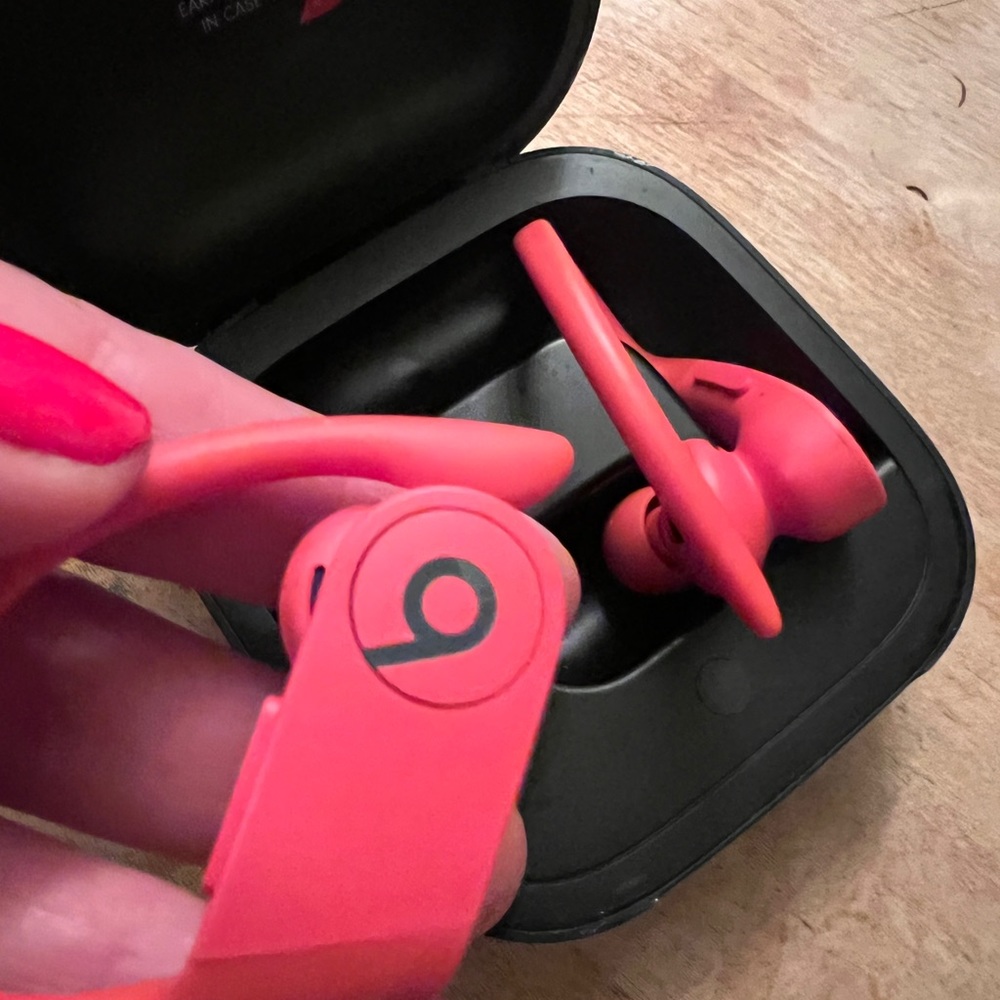 Like new red powerbeat pro headphones. Comfy. work perfectly, great sound ❤️